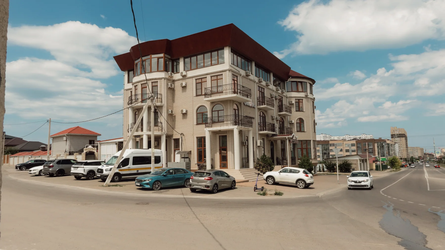 Здание и парковка у главного фасада